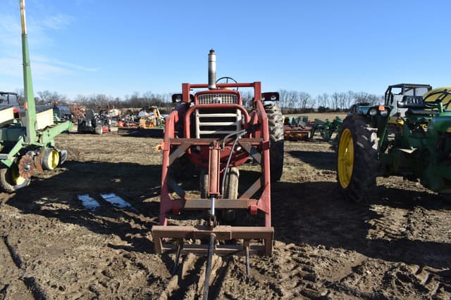 Image of International Harvester 460 equipment image 1