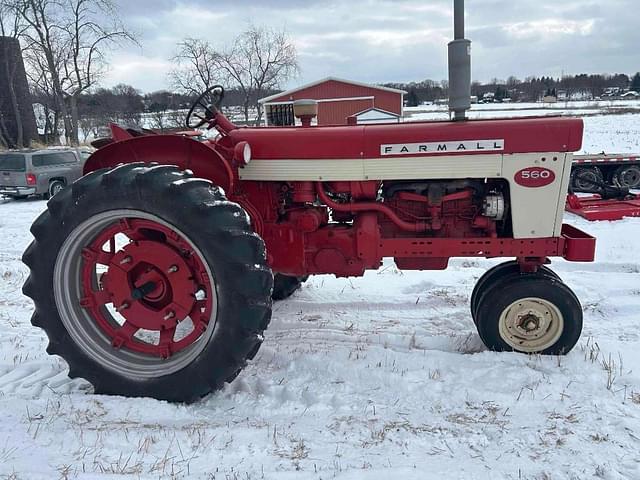 Image of International Harvester 560 equipment image 3