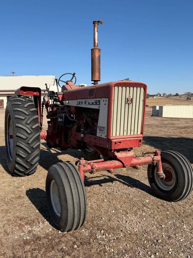 Image of Farmall 706 equipment image 2