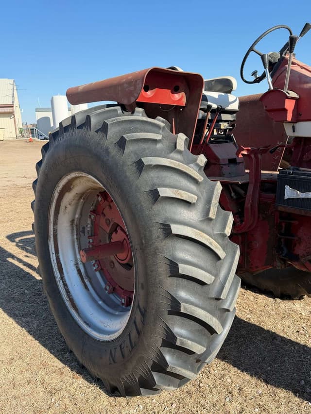 Image of Farmall 706 equipment image 3