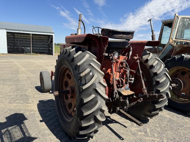 Image of Farmall 706 equipment image 2
