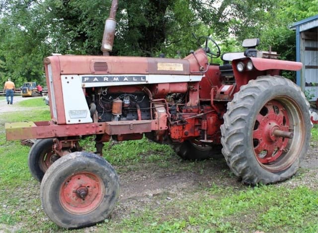 Image of Farmall 706 equipment image 1