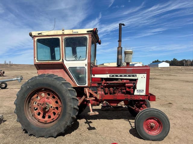 Image of Farmall 806 equipment image 1