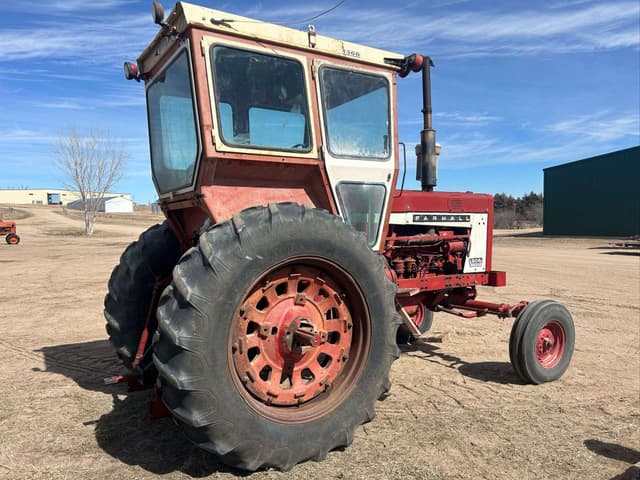 Image of Farmall 806 equipment image 2