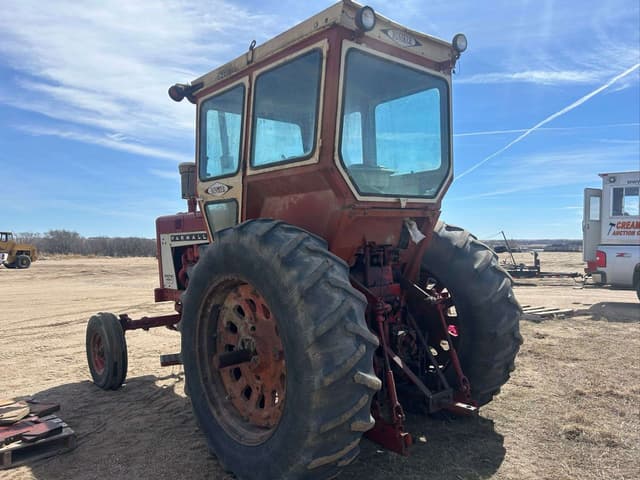 Image of Farmall 806 equipment image 4