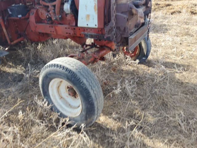 Image of Farmall 806 equipment image 4