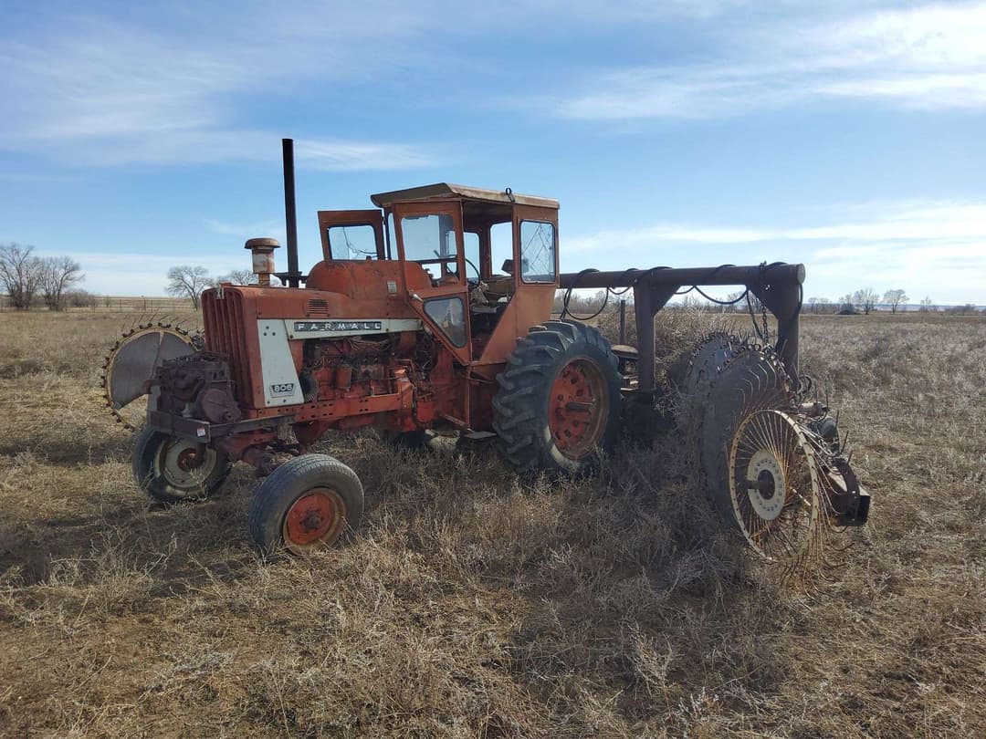 Image of Farmall 806 Primary image