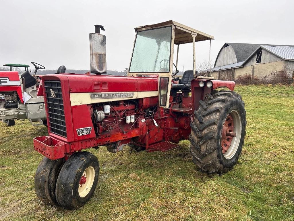Main image International Harvester 826