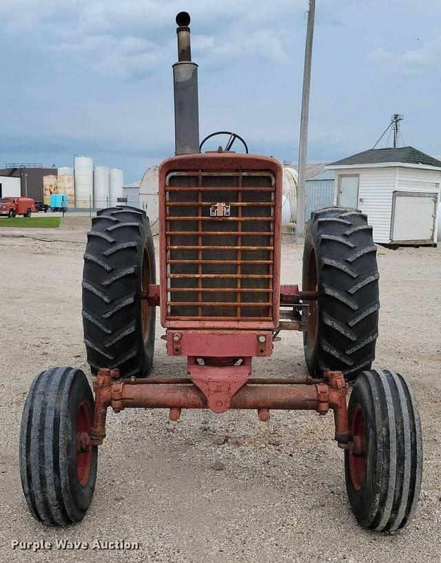Image of International Harvester 826 equipment image 1