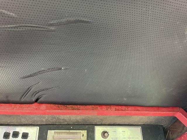 Image of International Harvester 826 equipment image 2