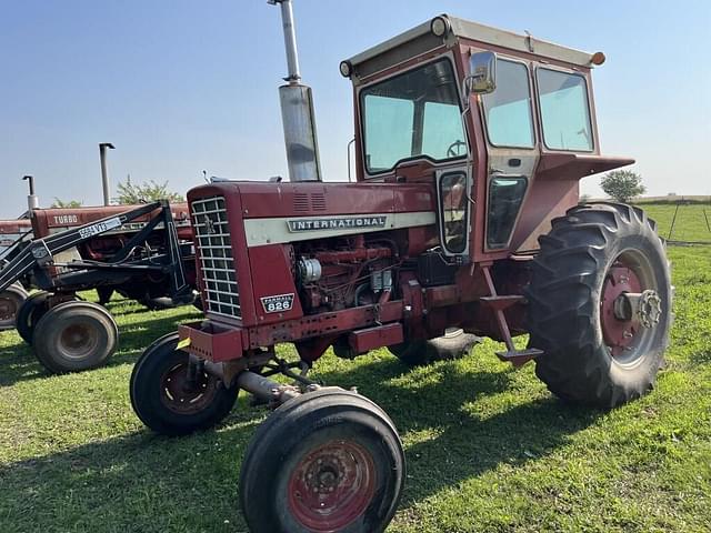 Image of International Harvester 826 equipment image 1
