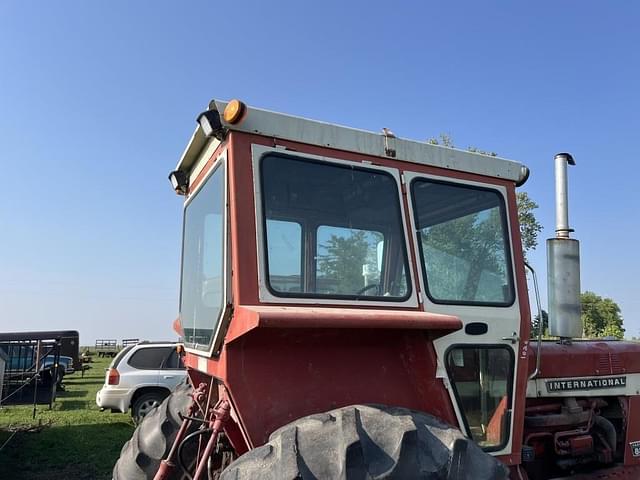 Image of International Harvester 826 equipment image 4