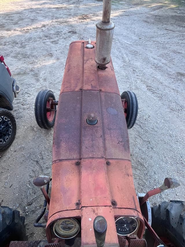 Image of Farmall 706 equipment image 2