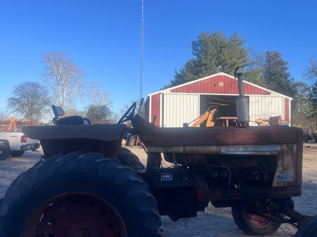 Image of Farmall 706 equipment image 1