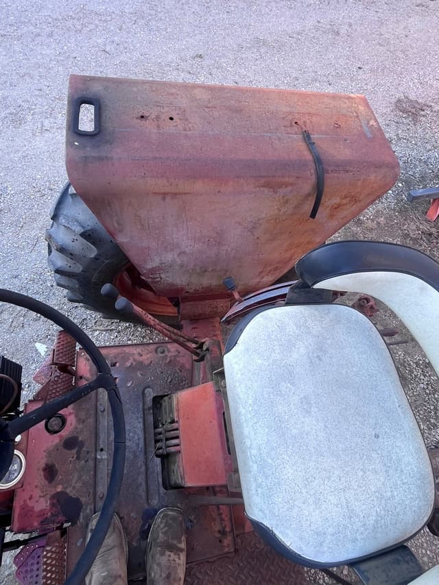 Image of Farmall 706 equipment image 4