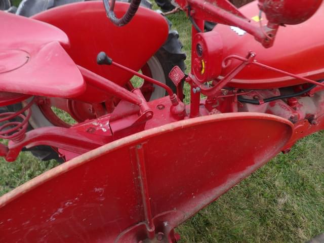 Image of Farmall H equipment image 3