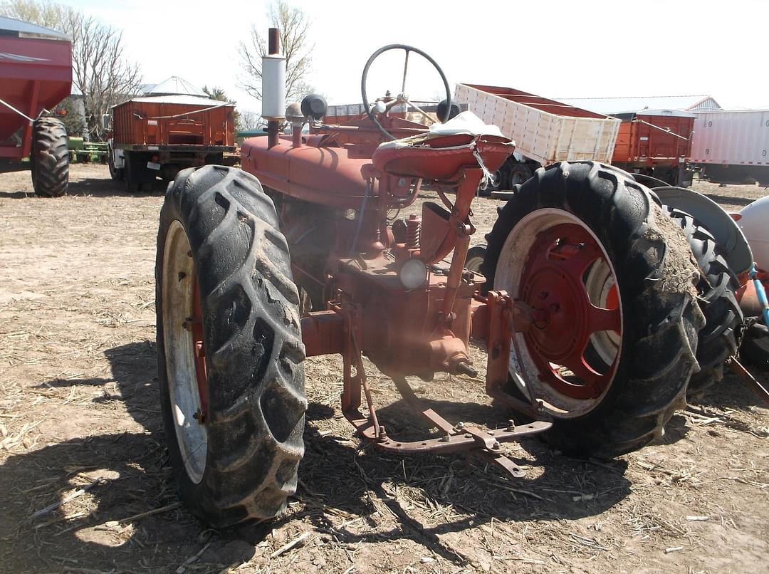 Image of Farmall H Image 1
