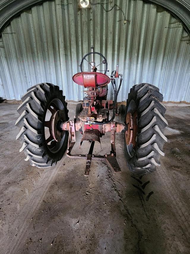 Image of International Harvester Farmall H equipment image 3