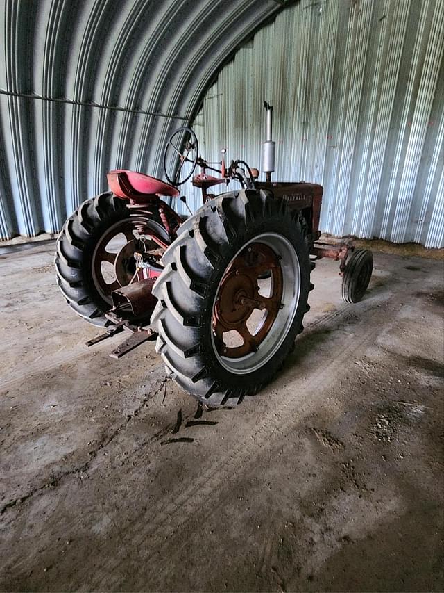 Image of International Harvester Farmall H equipment image 2