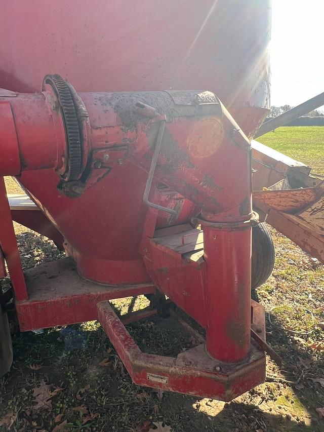 Image of International Harvester 1050 equipment image 3