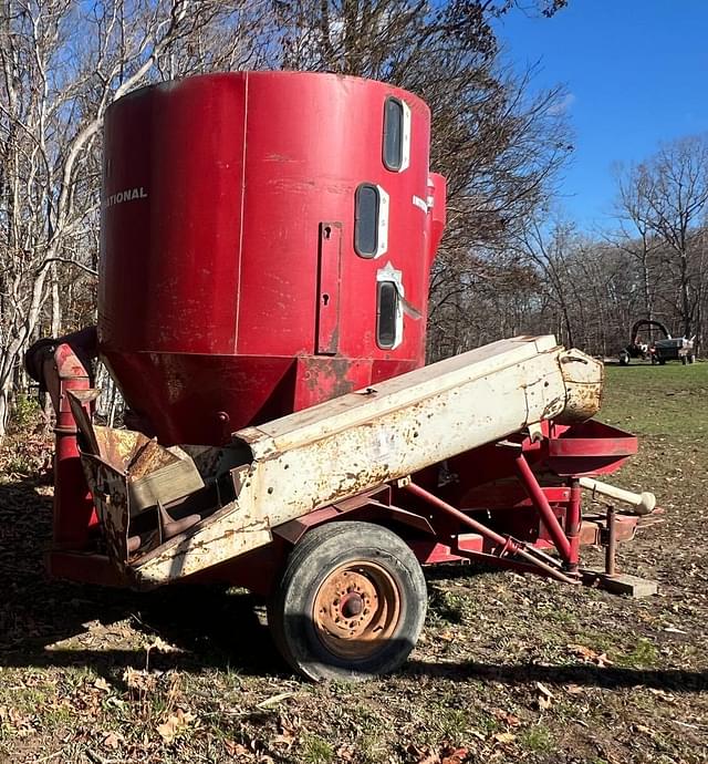 Image of International Harvester 1050 equipment image 2