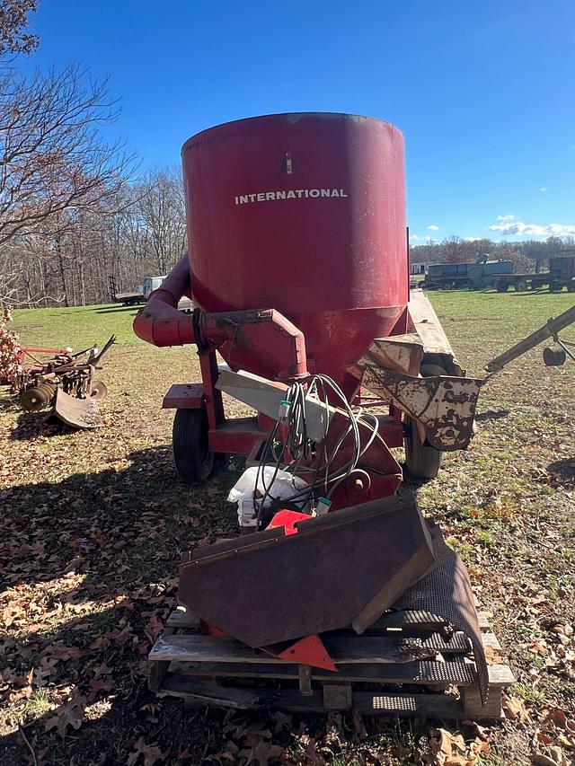 Image of International Harvester 1050 equipment image 1