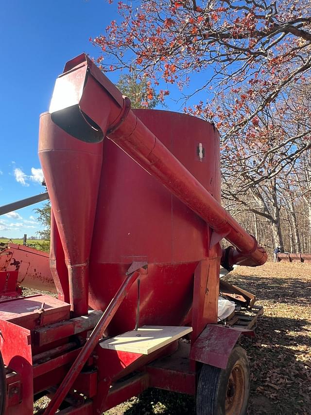 Image of International Harvester 1050 equipment image 4