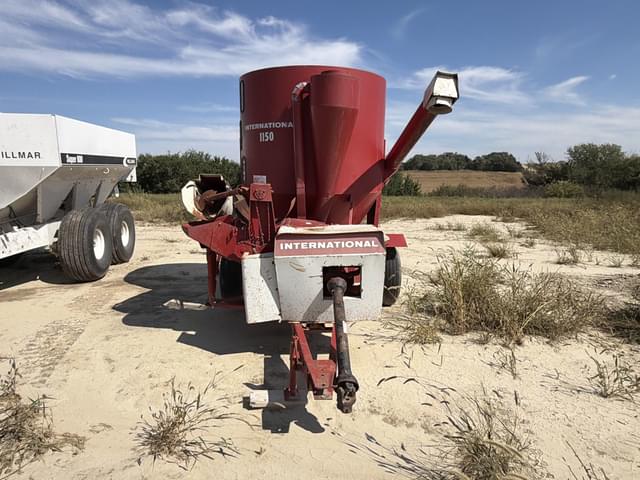 Image of International Harvester 1150 equipment image 2