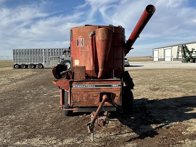 Image of International Harvester 1250 equipment image 2