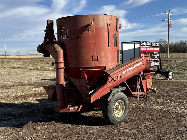 Image of International Harvester 1250 equipment image 4