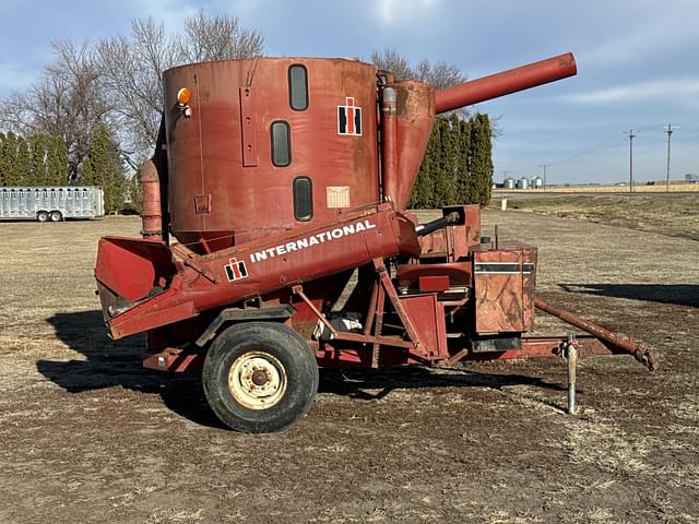 Image of International Harvester 1250 equipment image 3