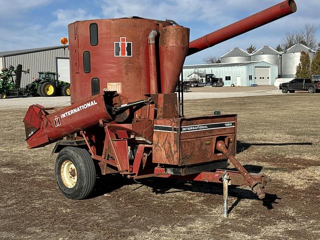 Image of International Harvester 1250 equipment image 1