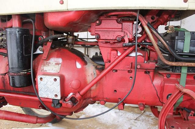 Image of International Harvester 240 equipment image 4