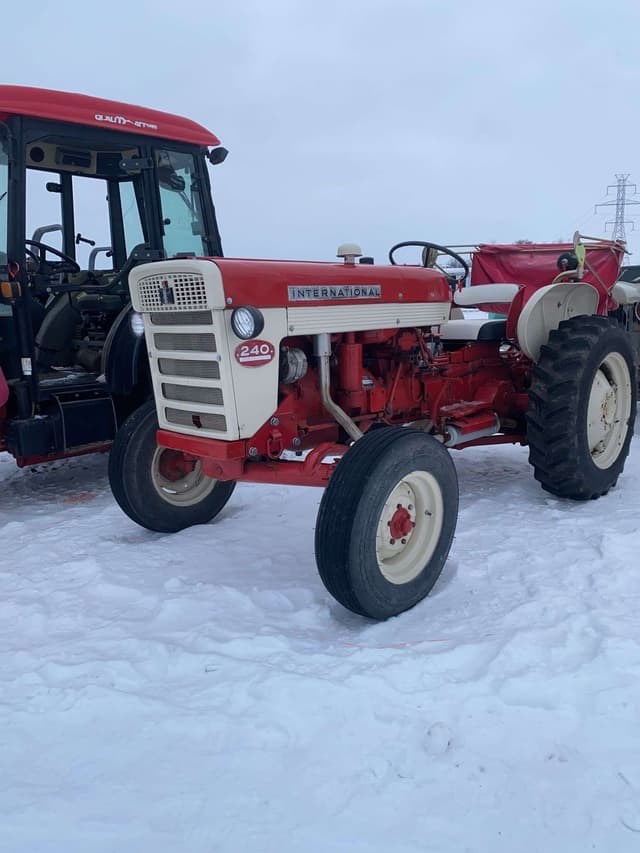 Image of International Harvester 240 equipment image 2