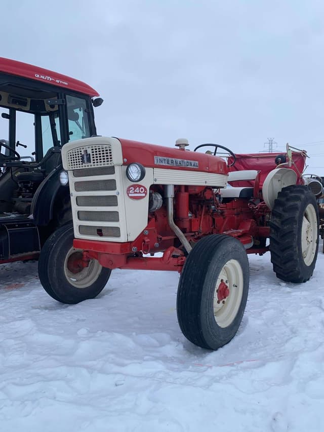 Image of International Harvester 240 equipment image 3