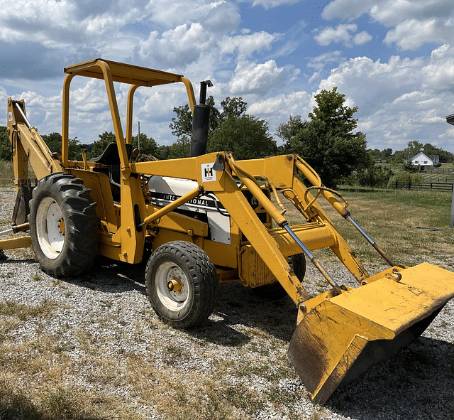 Image of International Harvester 2400B equipment image 2