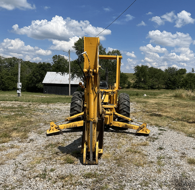 Image of International Harvester 2400B equipment image 4