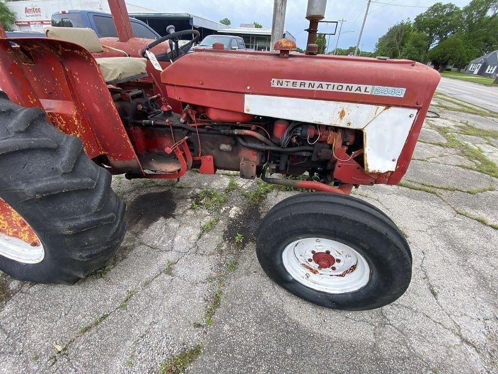 Image of International Harvester 2444 Image 1