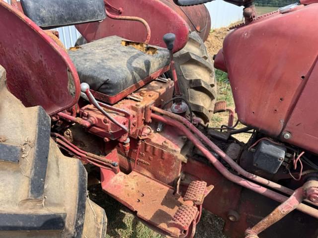 Image of International Harvester 330 equipment image 4