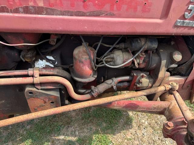 Image of International Harvester 330 equipment image 2