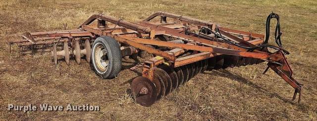 Image of International Harvester 370 equipment image 2