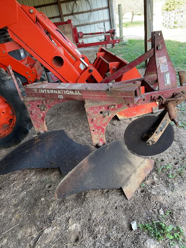 Image of International Harvester 420 equipment image 1