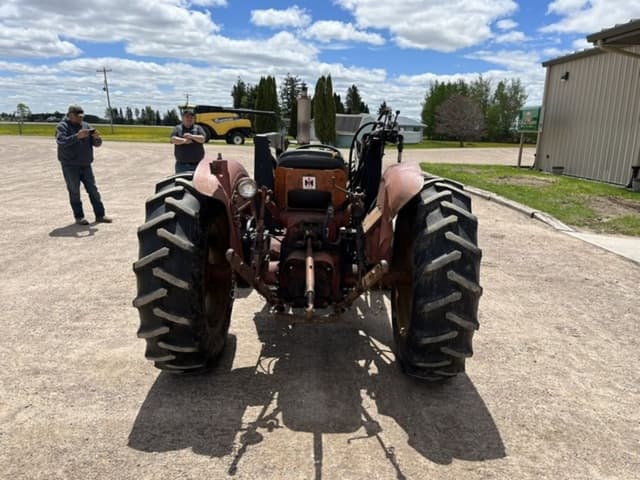 Image of International Harvester 424 equipment image 3