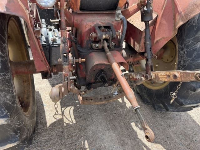 Image of International Harvester 424 equipment image 4