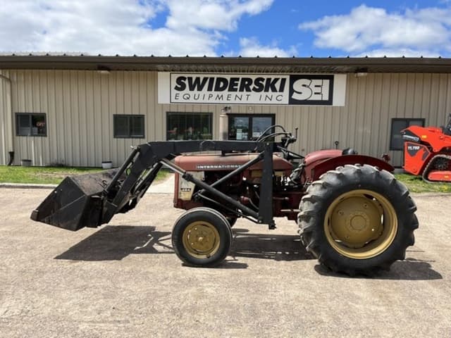 Image of International Harvester 424 equipment image 1