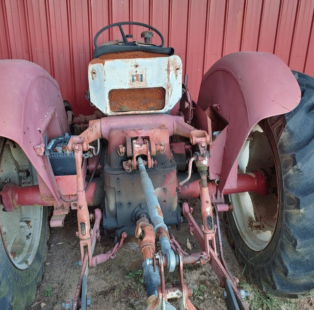 Image of International Harvester 424 equipment image 1