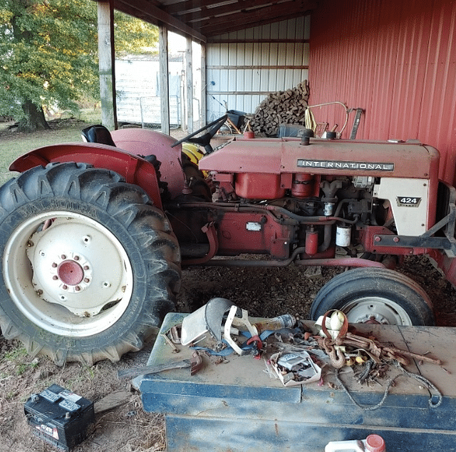 Image of International Harvester 424 equipment image 2