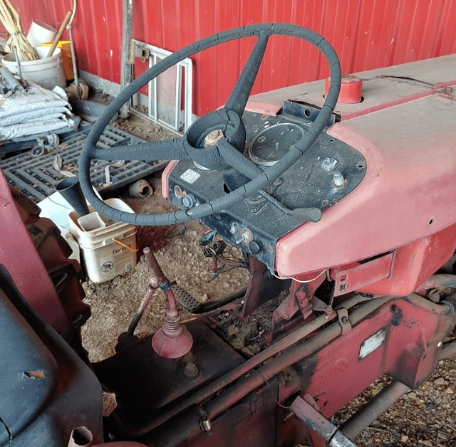 Image of International Harvester 424 equipment image 4