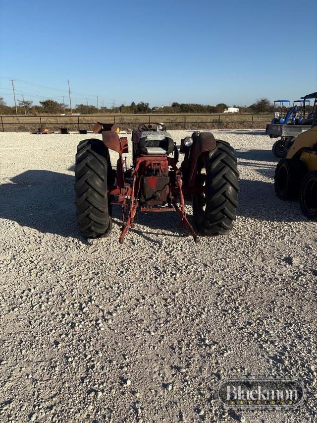 Image of International Harvester 424 equipment image 1