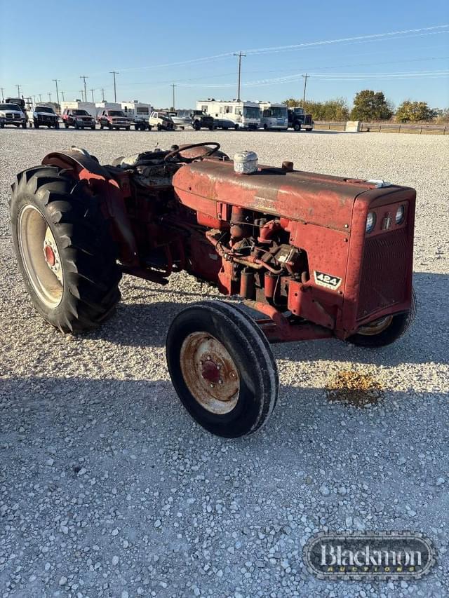 Image of International Harvester 424 equipment image 2